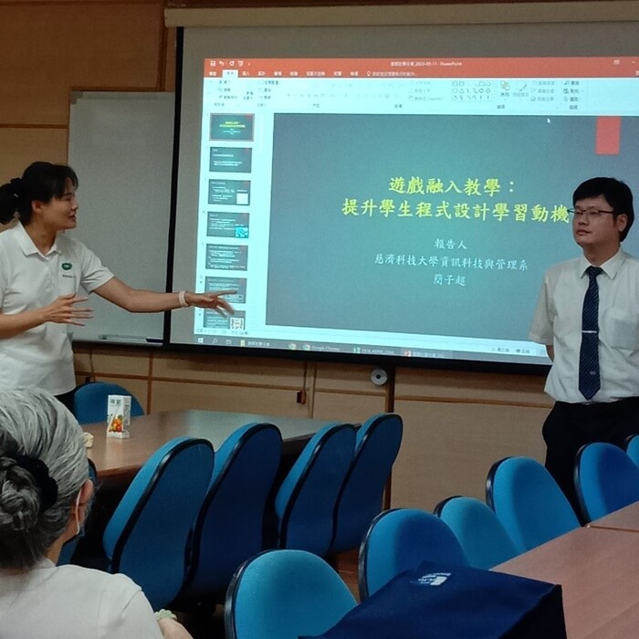 簡子超老師分享遊戲化教學設計；左為社群召集人藍毓莉老師。
