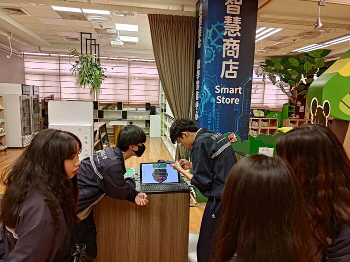 學生到智慧商店觀摩Python臉部辨識系統