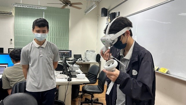 同學操作culus VR