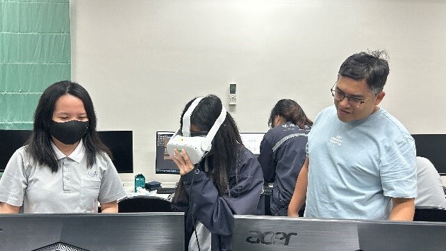 鄭老師協助同學們oculus VR的操作
