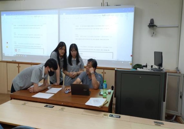 學生與林坤茂業師討論期末報告情形